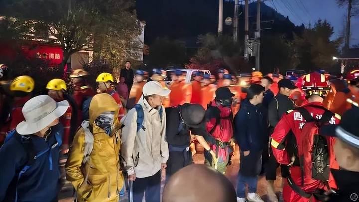 四川九峰山被困，救援人员已找到8人，1人仍在搜救，你怎么看？