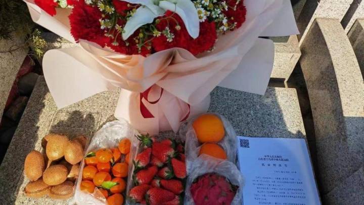 江秋莲说没收到刘鑫70万元赔偿金，你认为刘鑫有钱赔偿吗？