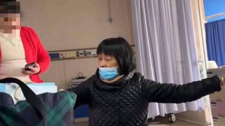 长沙女子住院生娃，社牛母亲在旁表演劈叉，你羡慕吗？