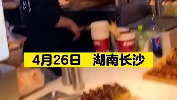 游客115元买8根串被骂穷，商家有责任吗？