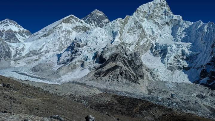 珠峰被救女士所雇登山公司承认失误，将承担全部救援费用，你怎么看？