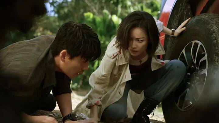 《消失的她》中，社会问题与人性善恶有关吗？