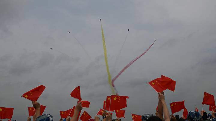 空军航空展上，歼-11bs飞机释放干扰弹，你看了吗？