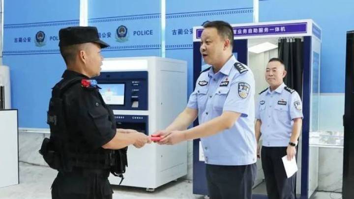 四川古蔺被救女孩家人向洪灾中托举女孩的辅警送来锦旗，你怎么看？