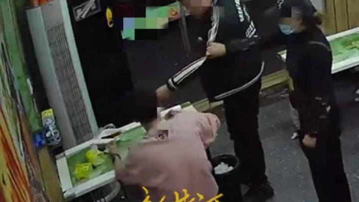 顾客在馄饨店因多加调料被老板推搡谩骂，你怎么看？