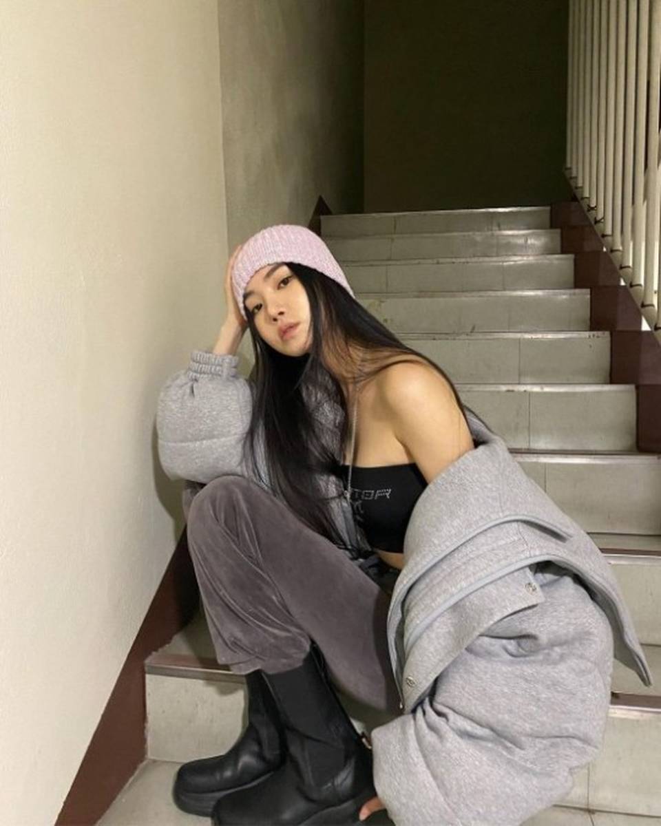 黄胜妍今天在sns留言"flash mode"并发布一组近照,以其健美性感的身材