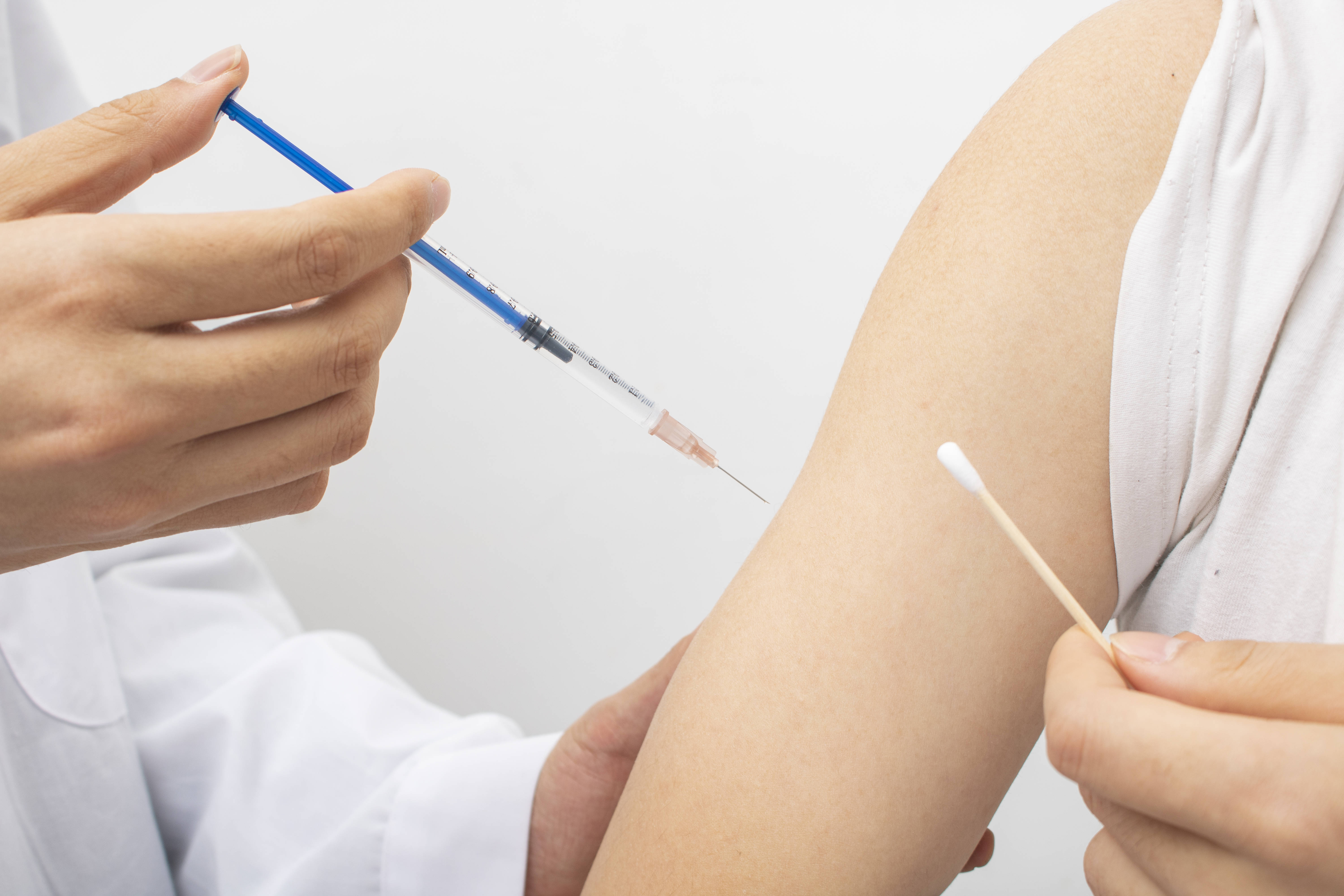 全国免费接种新冠疫苗,该不该打?