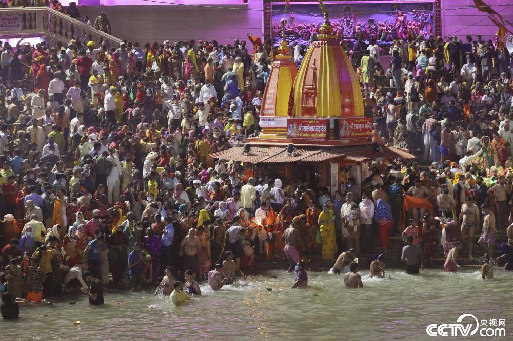 印度大批民众沐浴恒河庆祝"大壶节"-搜狐大视野-搜狐新闻