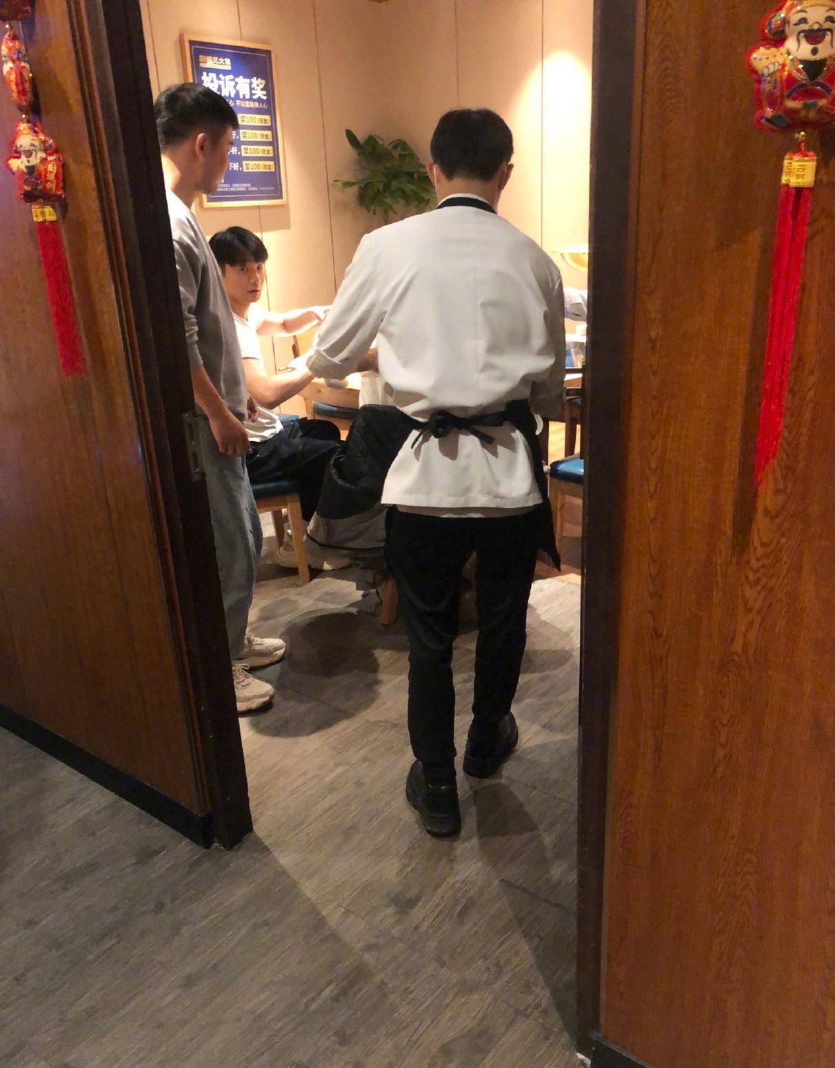 还透露李荣浩每次到重庆都会打卡火锅店,是火锅真爱粉没错了