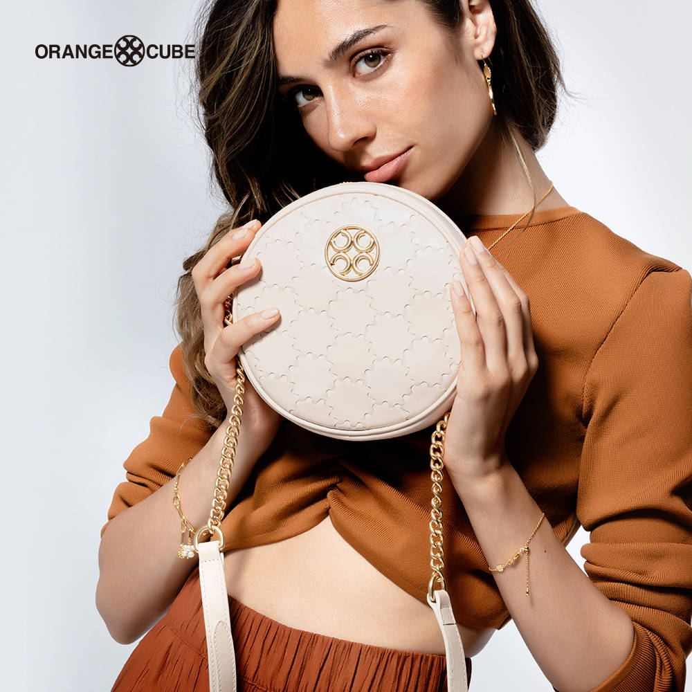 春夏穿搭,必入不失造型感orange cube皮质圆形包