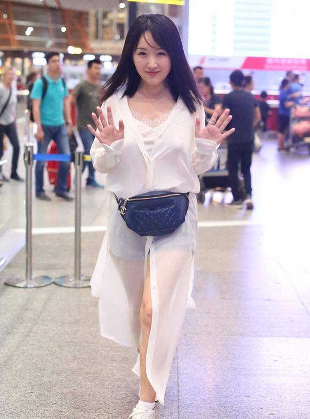 原创杨钰莹真是豁出去了?穿透视衬衫露打底裤,无奈这腿粗得太真实