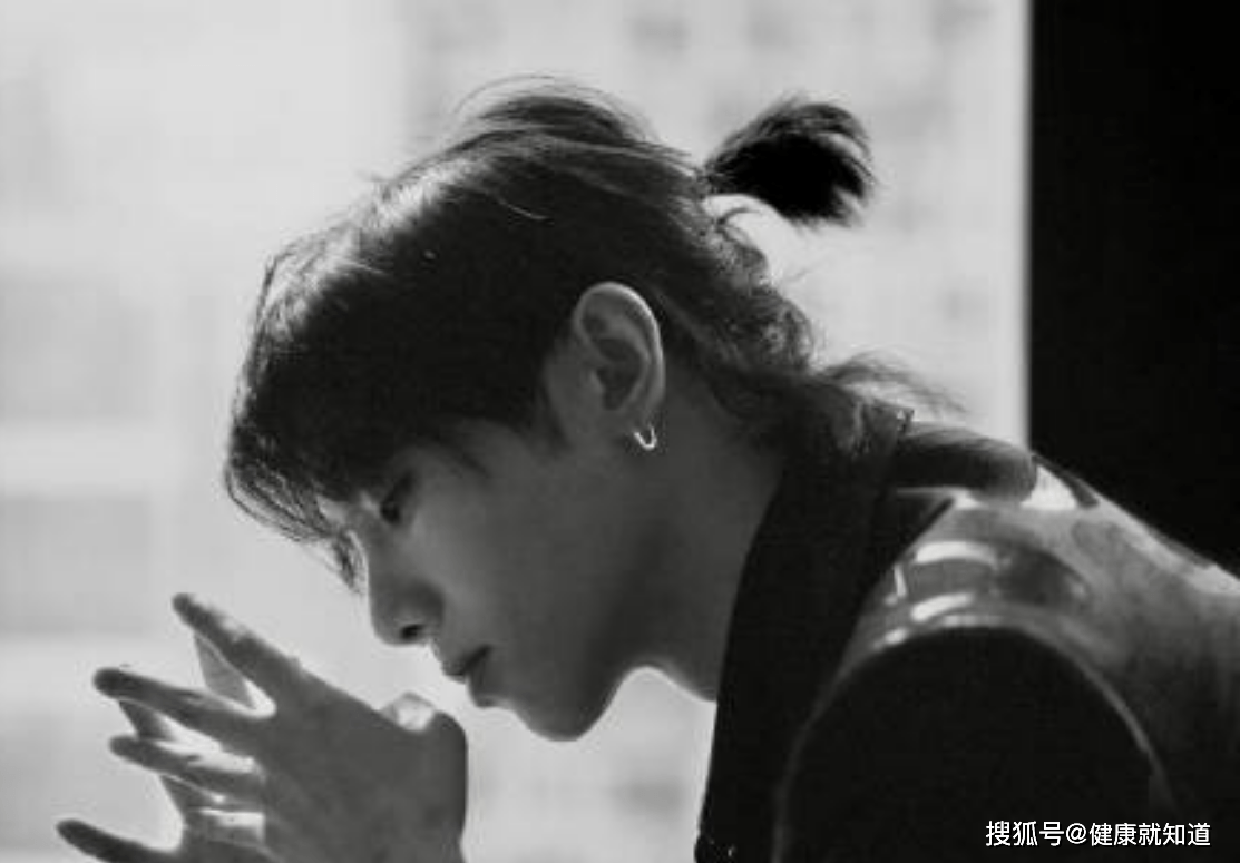 近日华晨宇参加hr活动现场,华晨宇当天穿了一身黑色西装,尤其是头发