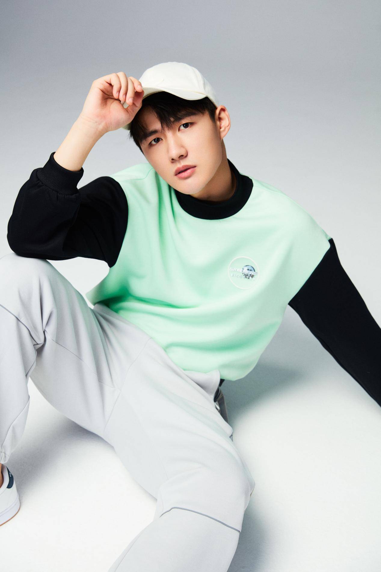 王广源曝青春运动写真朝气蓬勃绽放演员潜力