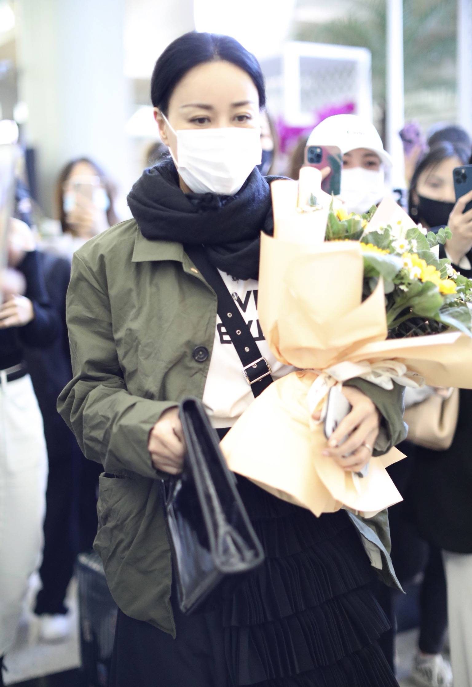 那英c位成团出道人气爆棚机场送签名挥手营业