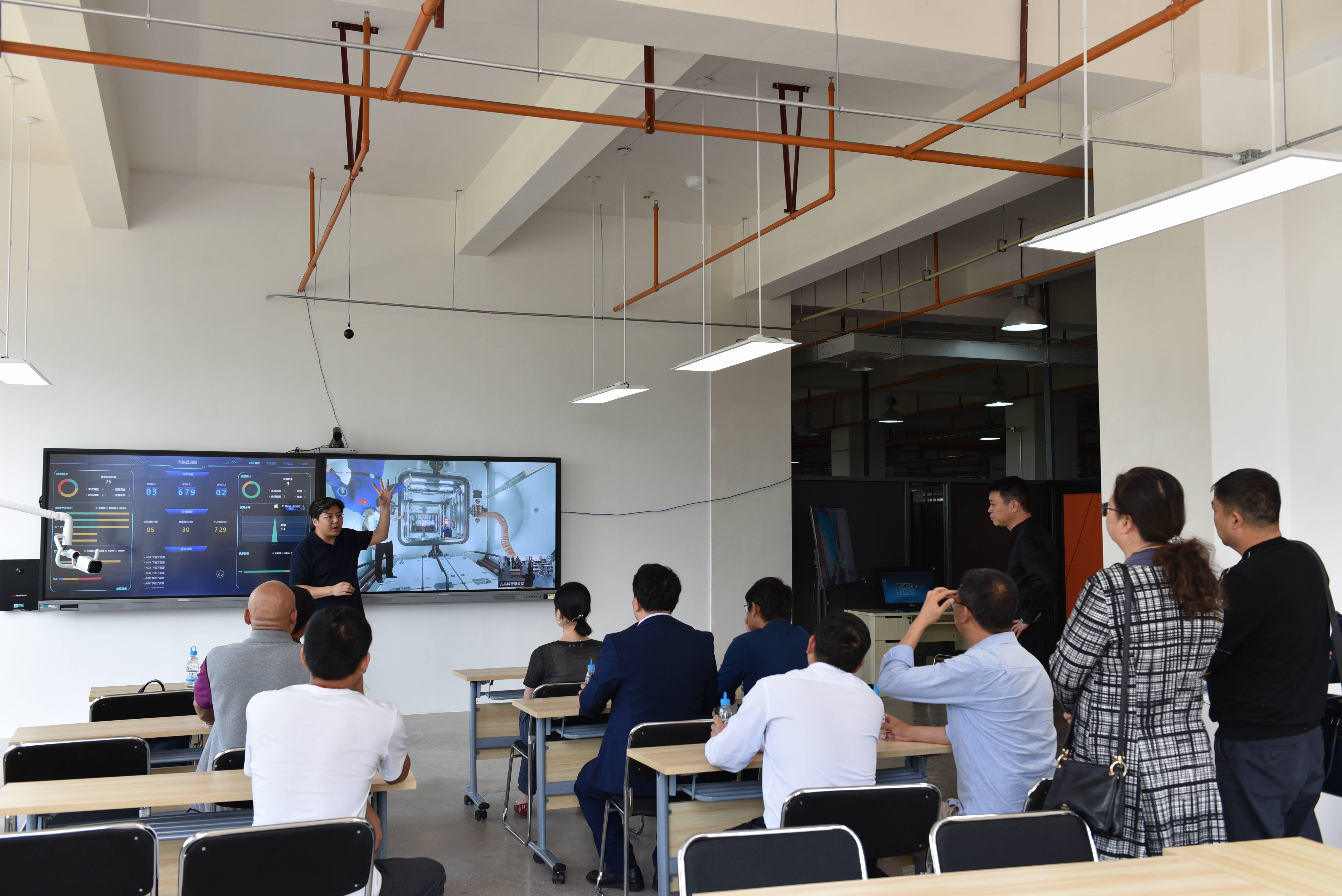 国际双创基地场景化教学,将5g技术与vr/ar/mr相融合,模拟真实教学场景
