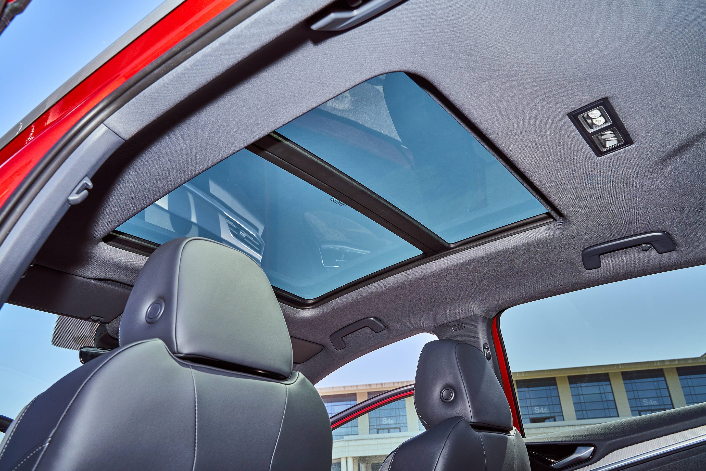 硕大的天窗在自驾游玩中可以更好的观看外部景观.