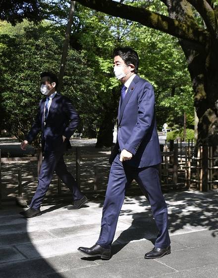 安倍晋三参拜靖国神社 日本首相菅义伟献供品
