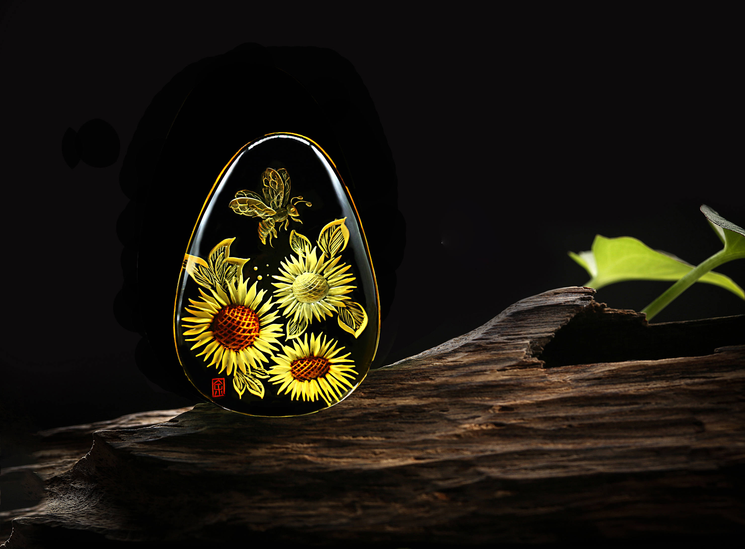 余贤国琥珀阴雕的文化底蕴和艺术魅力应得到传承