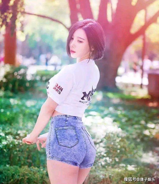 点击进入看图评论 韩国美女车模,模样甜美身材火辣,百看不厌(图7)