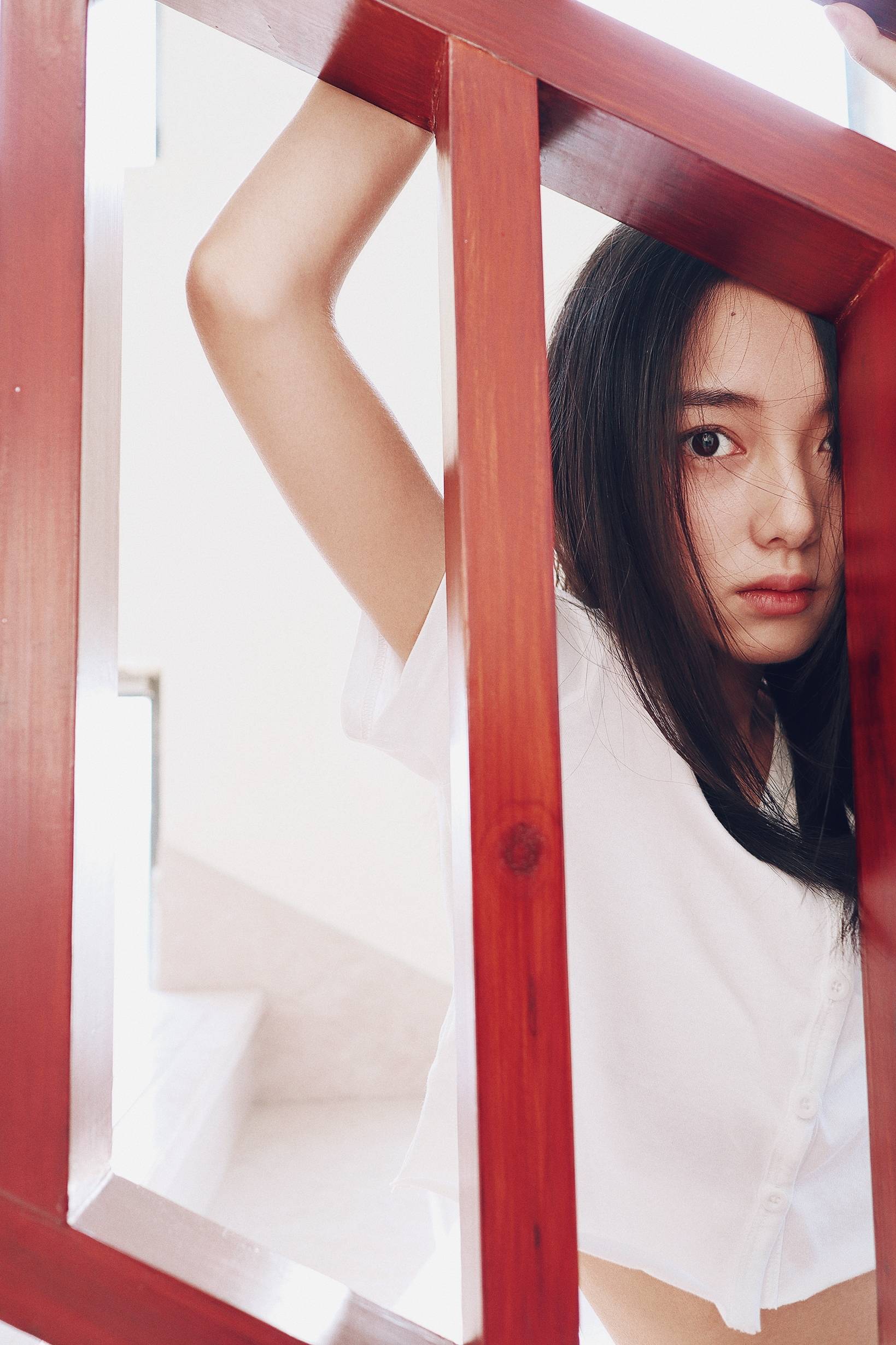 叶可儿最新写真释出简约利落演绎时尚清新风