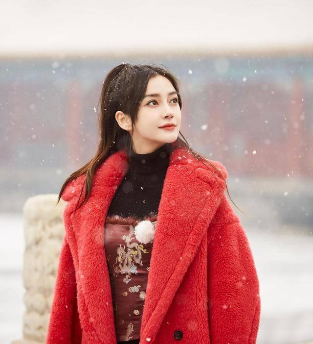 女明星雪景照pkbaby一袭红衣超唯美鞠婧祎雪中骑车好甜