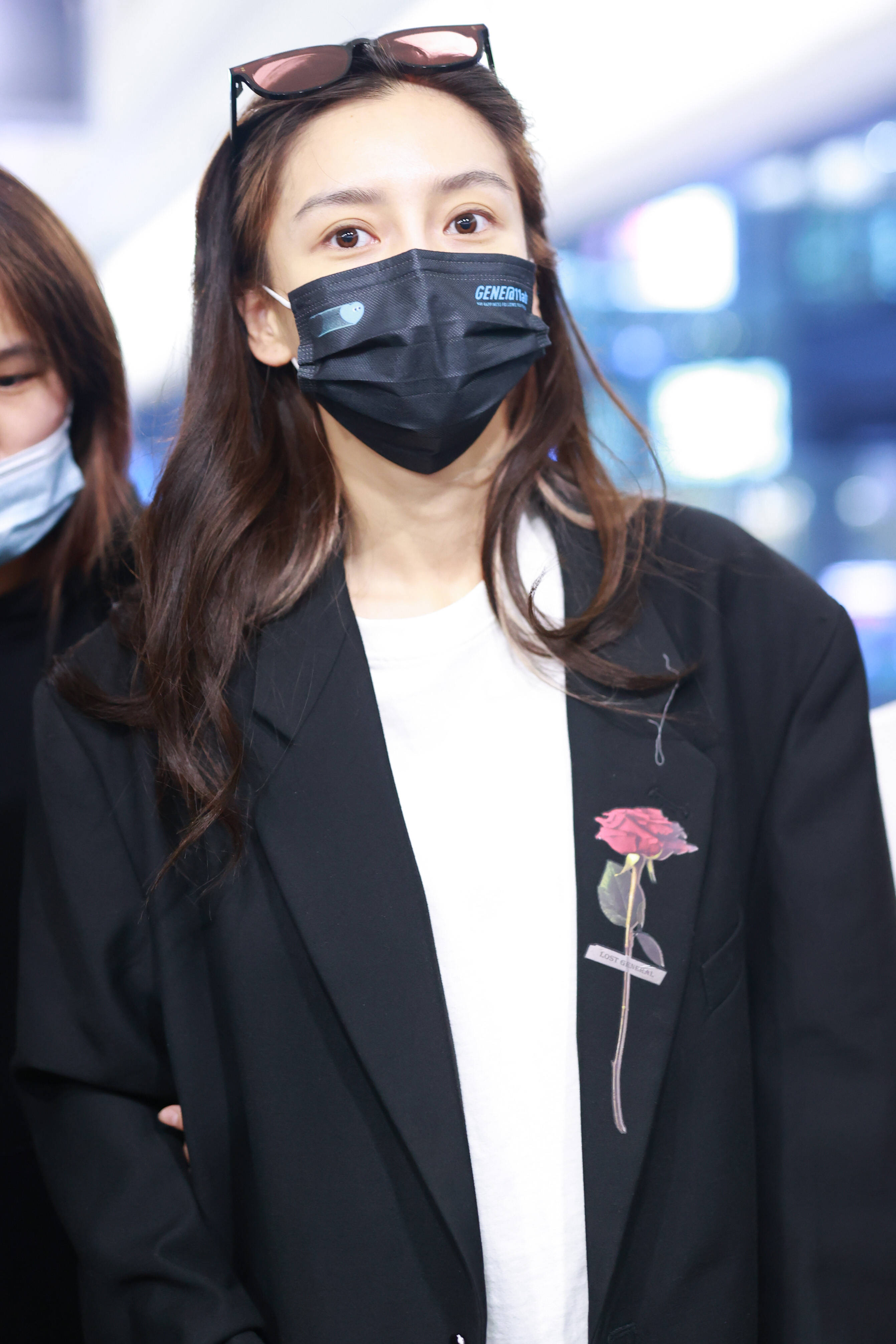 杨颖穿玫瑰印花西装帅气十足与粉丝聊天超宠粉