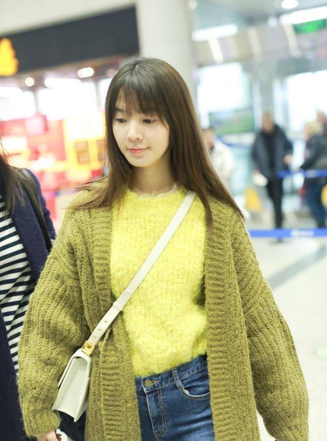 陈瑶真大胆!换个发型就素颜,不化妆和路人没差