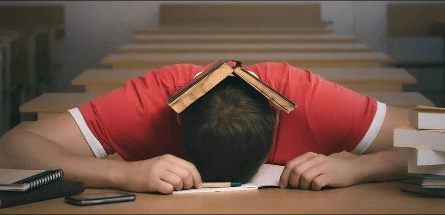 为什么一打开书就犯困？大脑把看书和睡觉“锁死”了
