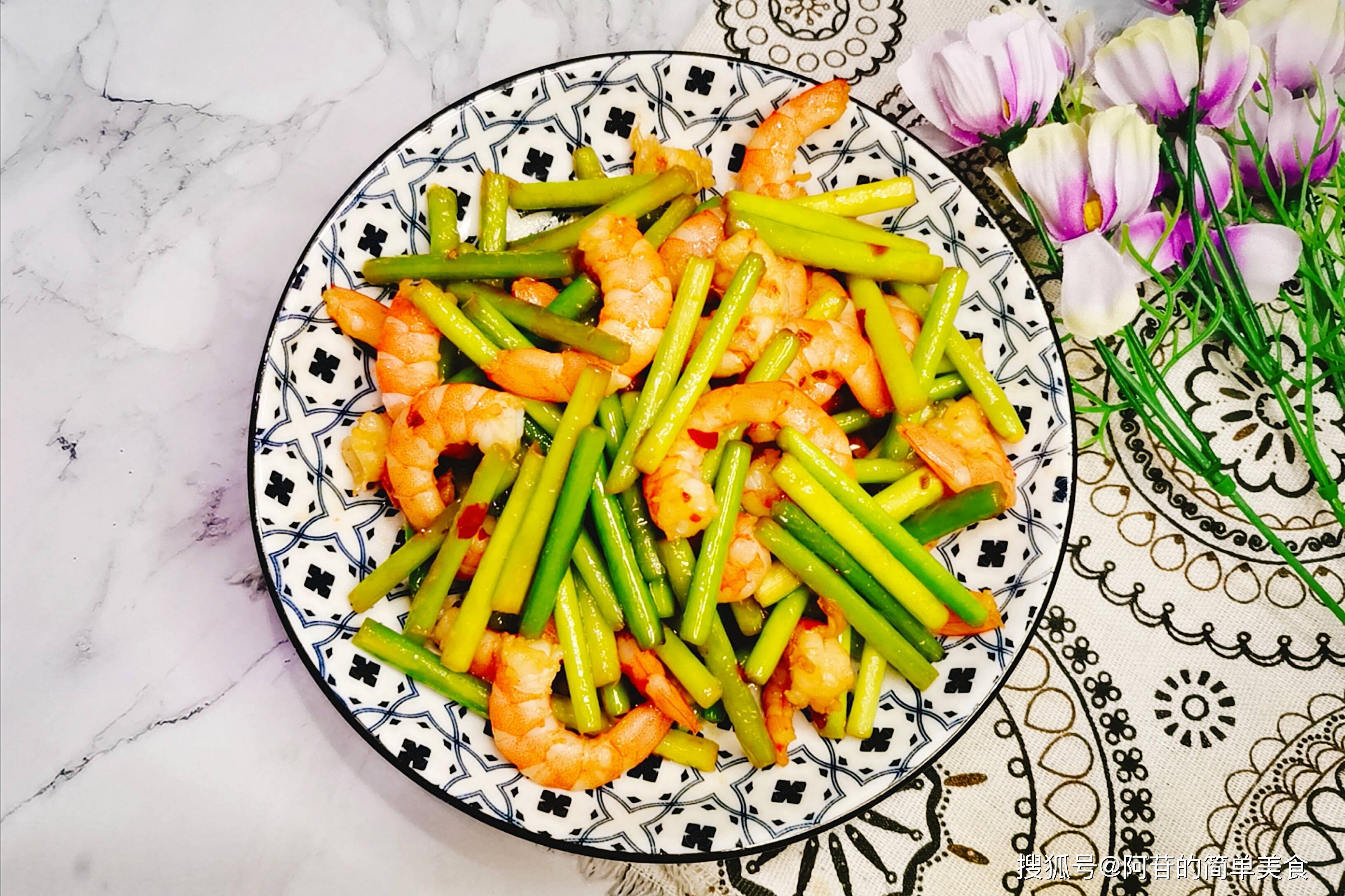 虾仁提前汆下水肉质紧致又q弹再跟蒜苔一起炒实在太好吃了