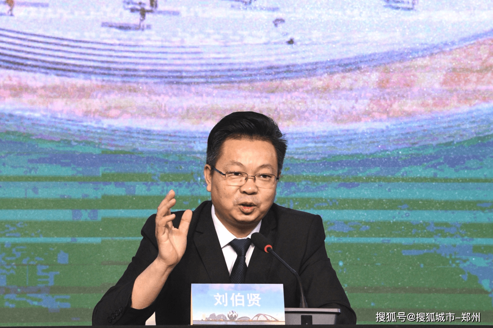 在发布会上,中共北海市委常委,宣传部部长刘伯贤向到场嘉宾和媒体倾情