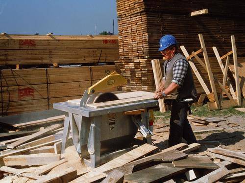 之前采访过一个经验很老道的木工师傅,我问他找工作会不会和朋友一起