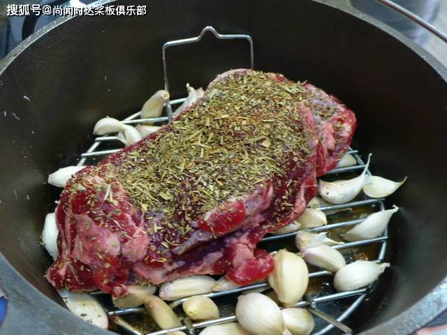 如何做营地美食 使用荷兰锅料理野炊经典bbq菜色 洋葱