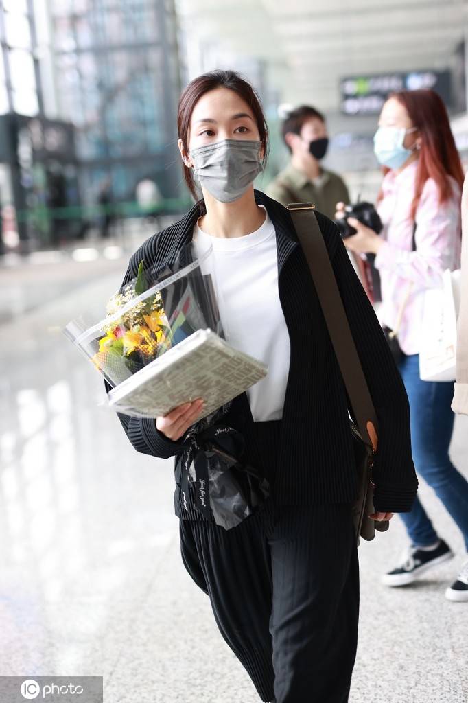 王霏霏获赠太阳花小花束 素颜现身满满文艺气息