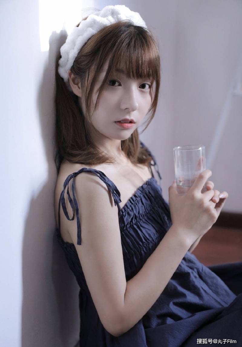 性感美女时尚写真吊带裙美少女香肩美腿清纯可爱甜美迷人