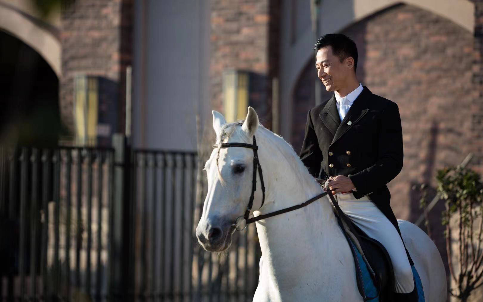 吴健专栏|与马共舞的铁汉柔情