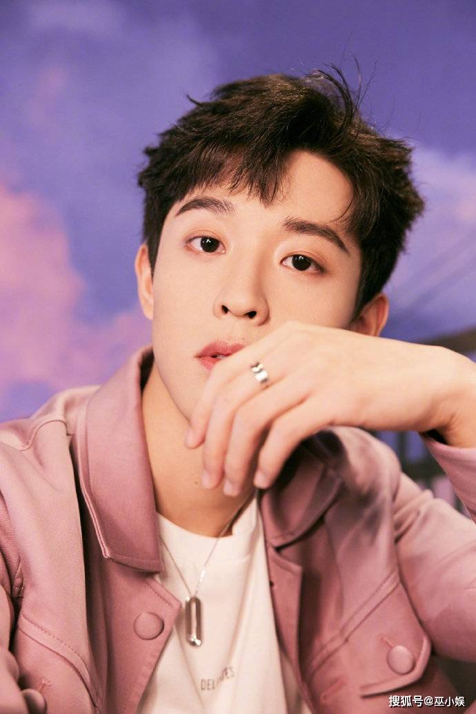 吴宇恒粉色烟雾大片彰显阳光帅气的澄澈少年感