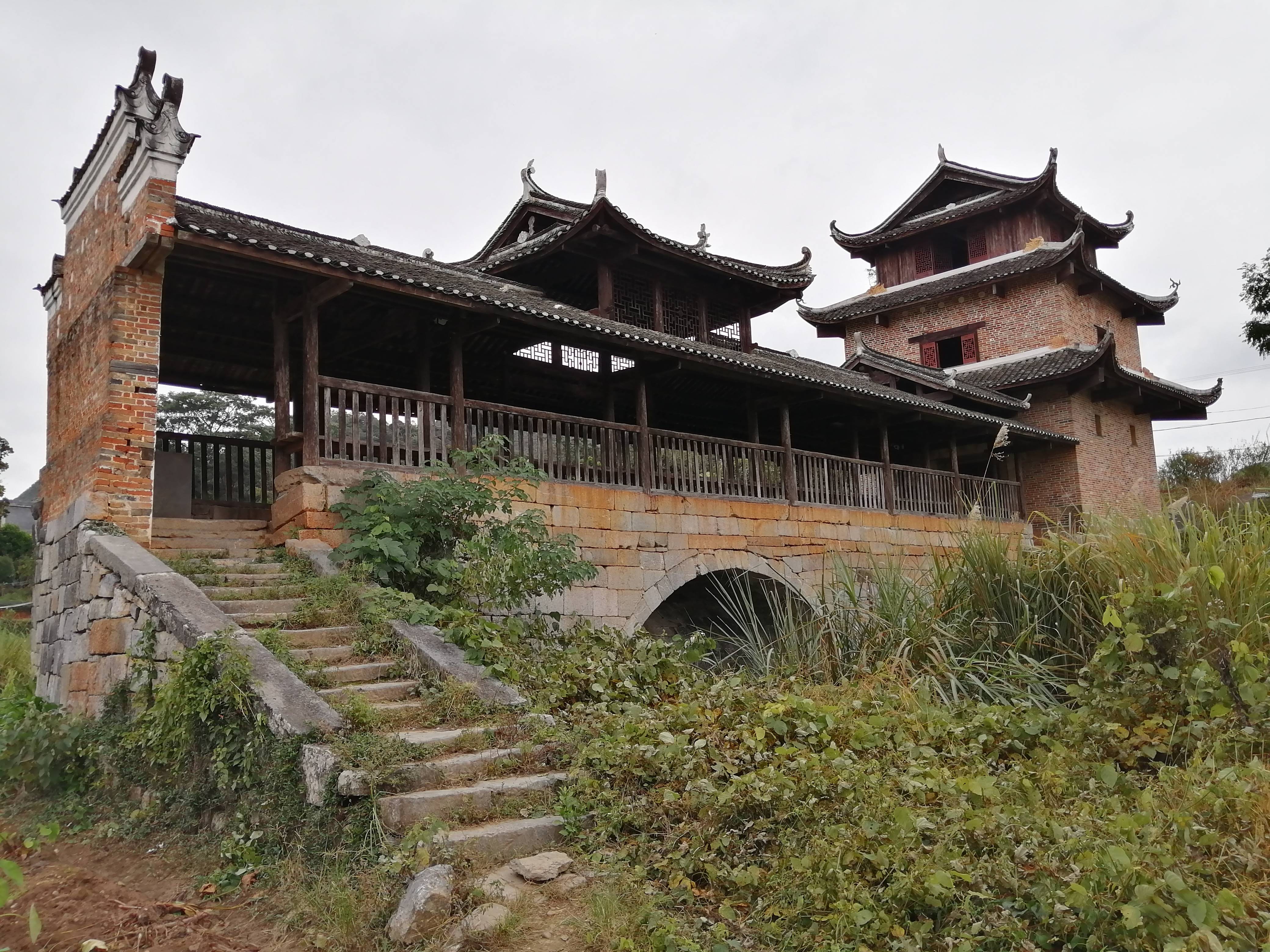 建于明万历年间的青龙桥,富川风雨桥群中很特别的一座