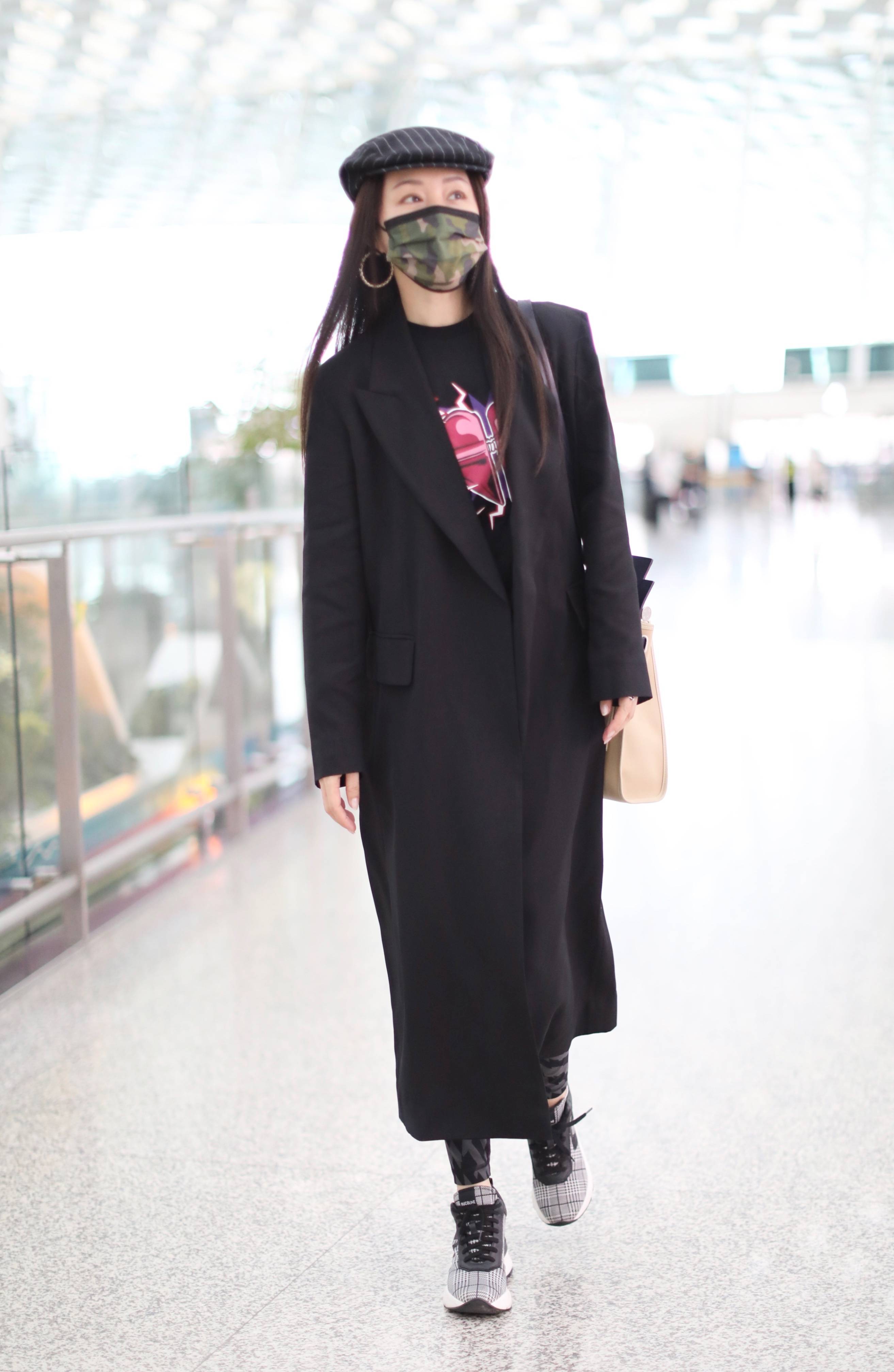 杨钰莹“浪姐”成团后首现身 歪头比耶女神也俏皮-搜狐大视野-搜狐新闻