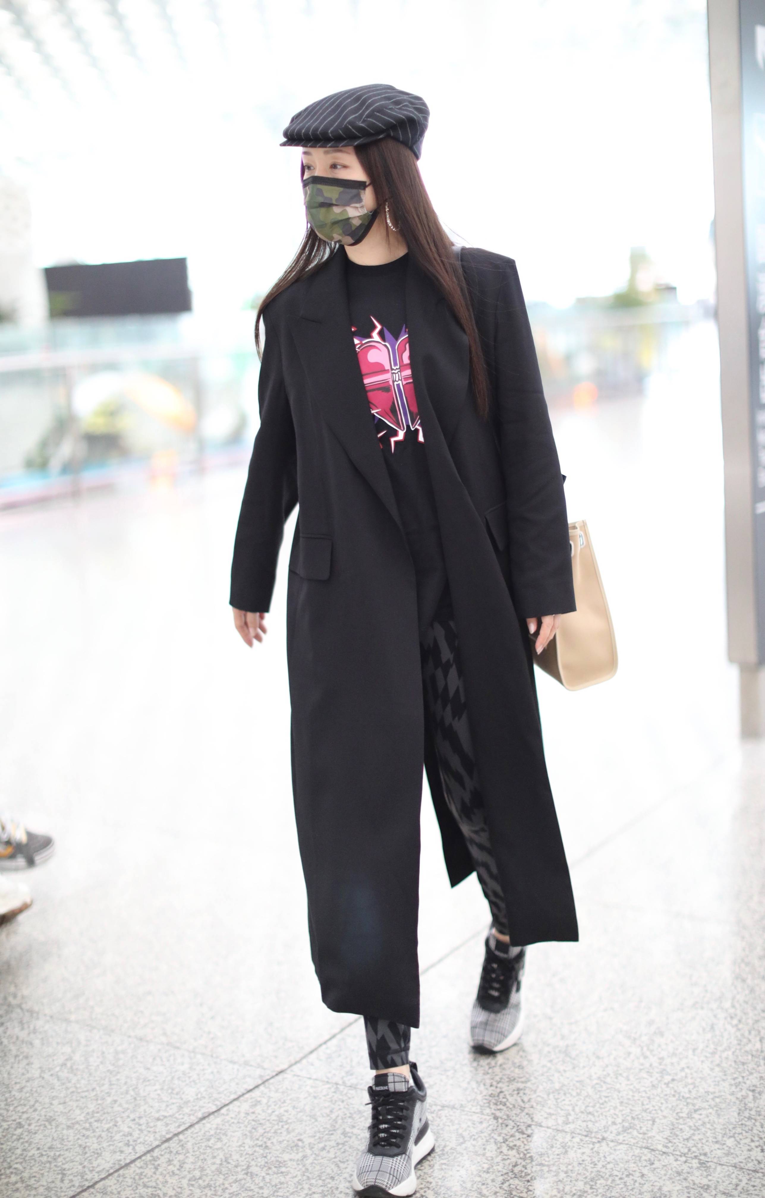 杨钰莹“浪姐”成团后首现身 歪头比耶女神也俏皮-搜狐大视野-搜狐新闻