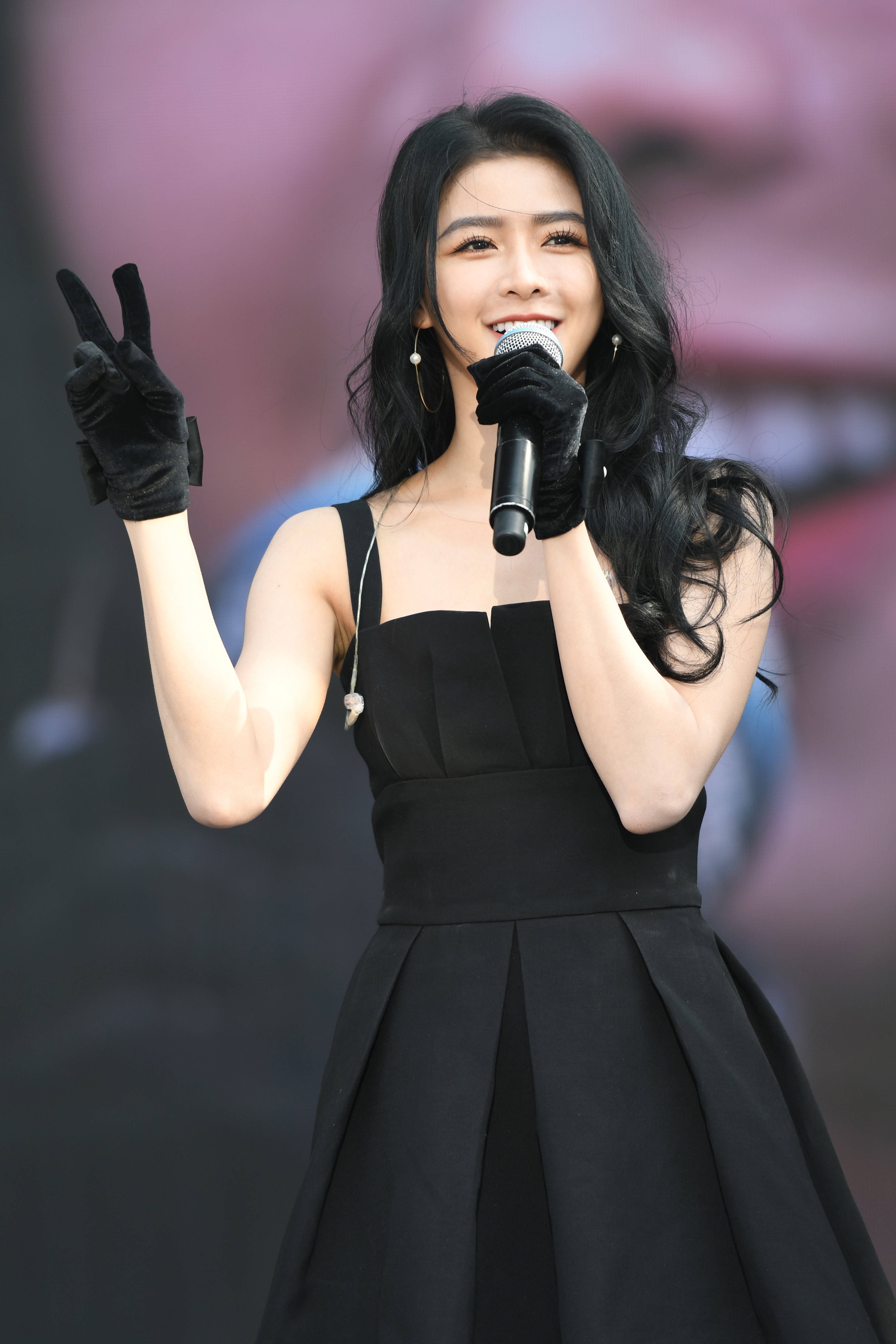 蔡卓宜精致似洋娃娃 烈日下登台献唱笑容甜美吸睛