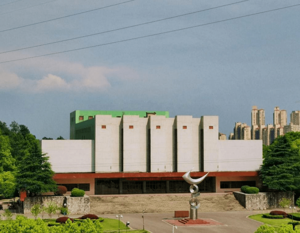 王嘉妮)天边的一抹云彩下,看到的是在夜晚热闹非凡的俱乐部,从逸夫