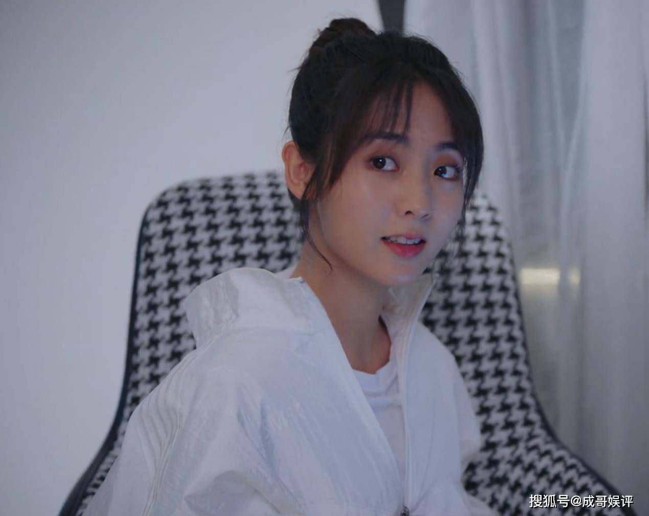 《乌鸦小姐与蜥蜴先生》任嘉伦饰演帅气老板,横刀夺爱青梅竹马_姜小宁