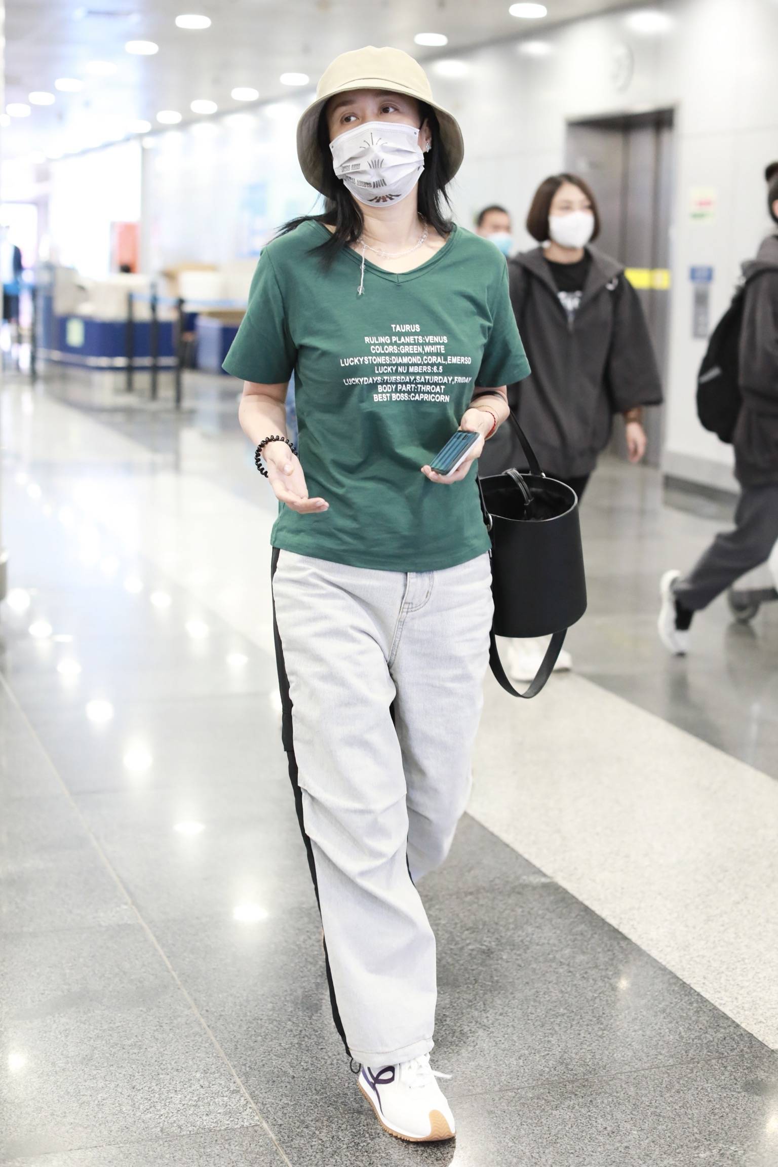 那英全副武装休闲随性 一路语聊见镜头挥手超亲和