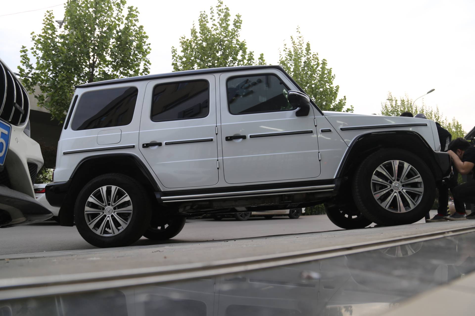 加价6w8的车漆不喜欢怎么办奔驰大g济南欧瑟全车贴膜改色贝壳白