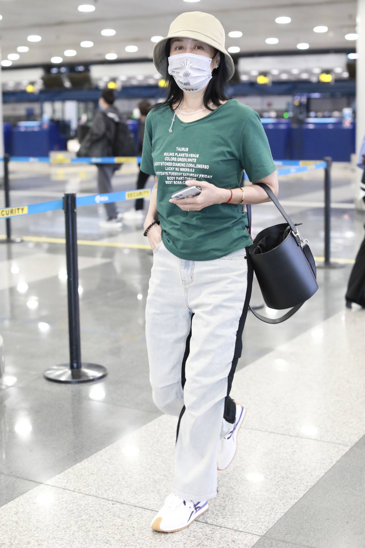 那英全副武装休闲随性 一路语聊见镜头挥手超亲和