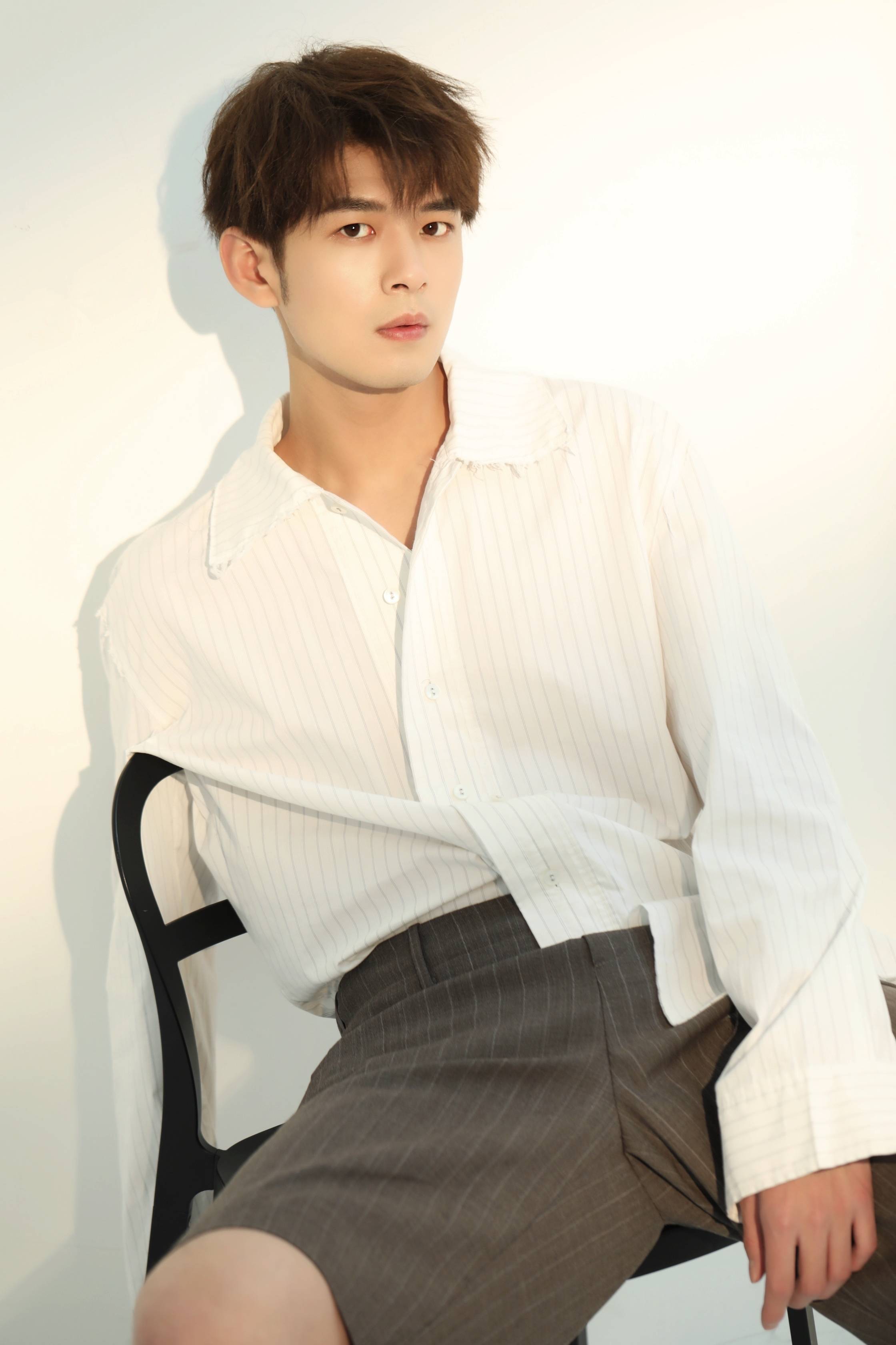 盛英豪时尚写真曝光 阳光刚刚好 清新又俊逸_身材