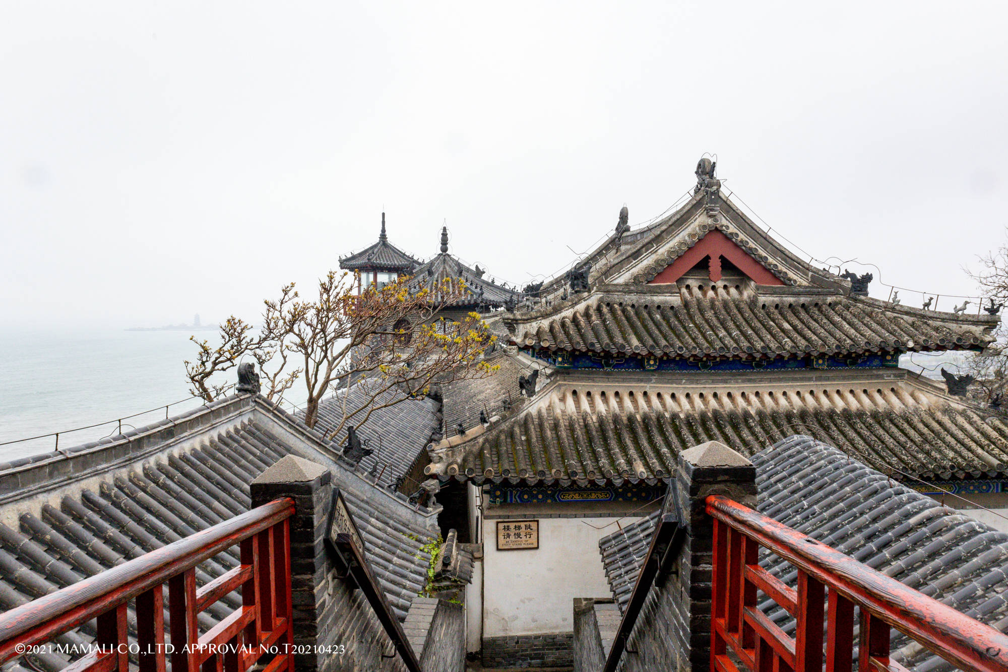 这是中国古代四大名楼之一,烟雨飘渺之中,让人更欲成仙