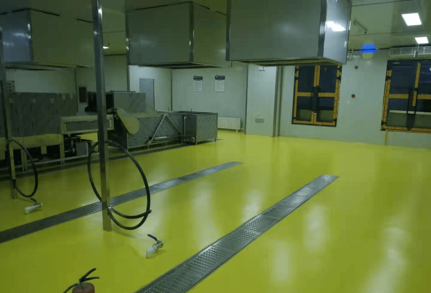 中央厨房是一个典型的高温高湿的作业环境,地面地坪漆需满足耐水泡,耐