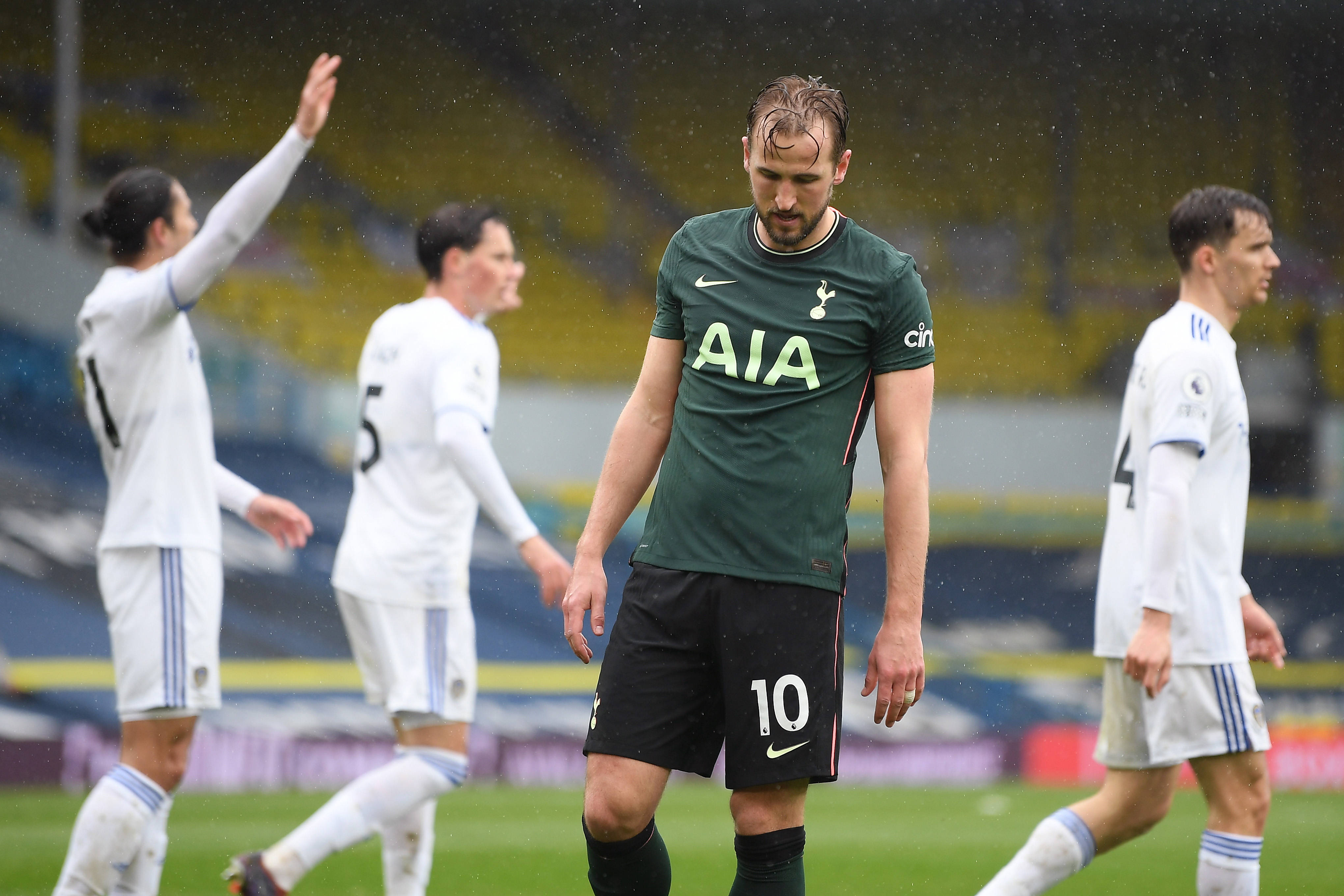 高清图:凯恩一脸阴霾愁眉不展 热刺众将目送丢球