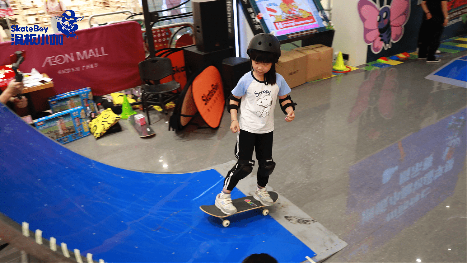 青少儿滑板少年初露锋芒现场简直太帅了